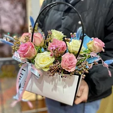 Композиция с розами в сумке