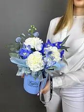 Композиция с дельфиниумом и гвоздикой 