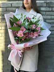 Букет живых цветов из белой и розовой альстромерии в дизайнерской упаковке