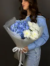 Нежный Букет Живых Цветов с голубой гортензией и кустовой хризантемой 