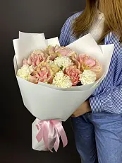 Нежный Букет живых цветов из белых диантусов и розовых роз в упаковке