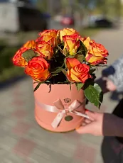 Рыжие розы в коробке