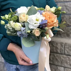 Коробка с эустомой и розой