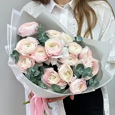 Композиция из ранункулюсов с эвкалиптом