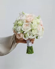 Букет невесты и пионовидной и кустовой розы