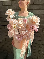 Нежная коробка с розами и эустомой 