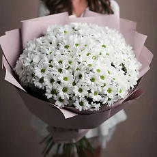 Букет с белыми хризантемами