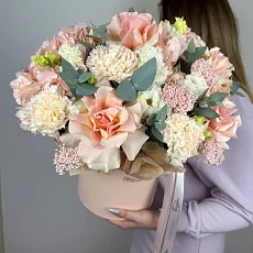 Нежная композиция с гортензией и розами 