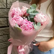 Букет живых цветов из 5 пионов с эвкалиптом