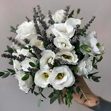Композиция невесты из белой эустомы и лаванды