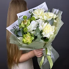 Букет с гортензией и зелеными розами