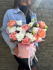 Нежная композиция с эустомой и кустовой розой