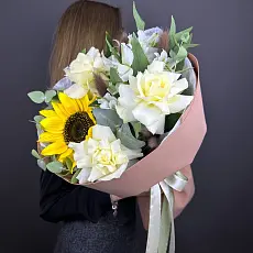 Букет живых цветов с подсолнухом и альстромерией