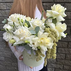 Композиция с белыми розами и эустомой