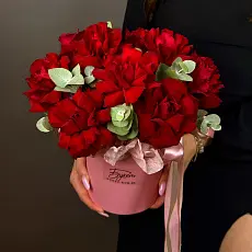 Композиция с красными розами и эвкалиптом 