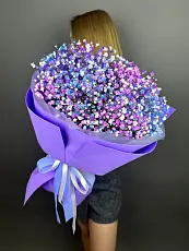 Букет живых цветов из гипсофилы в сиреневой дизайнерской упаковке