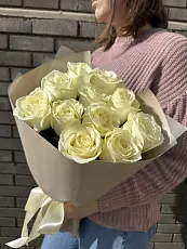 Букет живых цветов из 11 Белых роз оформленный в дизайнерскую упаковку