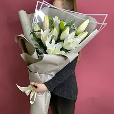 Авторский букет с лилией в упаковке 