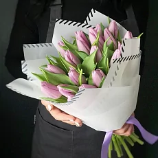 19 Сиреневых Тюльпанов в белой упаковке