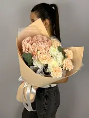 Стильный букет живых цветов с розовой гортензией и диантусами в упаковке