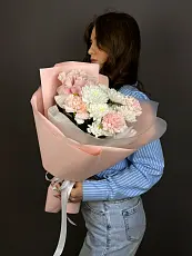 Нежный букет живых цветов с диантусами и хризантемой в дизайнерской упаковке