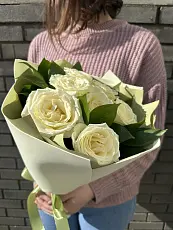 Букет живых цветов из 7 Белых роз оформленный в дизайнерскую упаковку