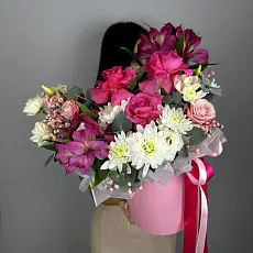 Композиция живых цветов с розами и альстромерией