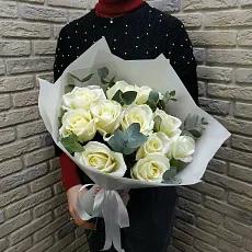Букет живых цветов из 11 роз Эквадор с эвкалиптом в дизайнерской упаковке