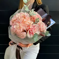 Букет живых цветов с гортензией и французскими розами