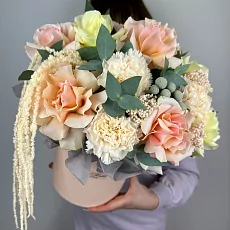 Коробка с розами и гвоздикой