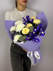 Букет с ирисами и кустовой розой 