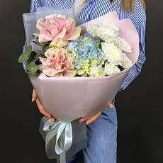 Нежный букет живых цветов с розами и голубой гортензией в дизайнерской упаковке