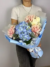 Авторский букет живых цветов с голубой гортензией и розами в упаковке