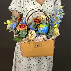 Композиция с герберой мини и глобусом