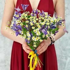 Букет невесты из ромашек и клематисов