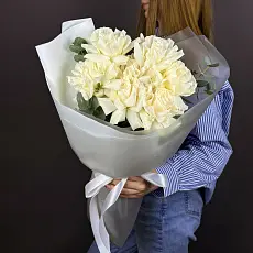 Нежный букет живых цветов из 7 Белых роз с эвкалиптом в дизайнерской упаковке