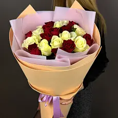 Букет из красных и белых роз