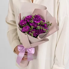 9 Фиолетовых Гвоздик в упаковке 