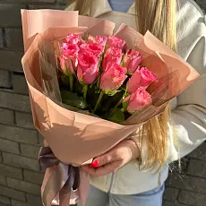 Букет живых цветов из 11 розовых роз оформленный в дизайнерскую упаковку