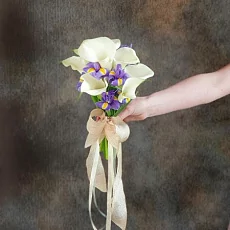 Композиция невесты из калл и ирисов