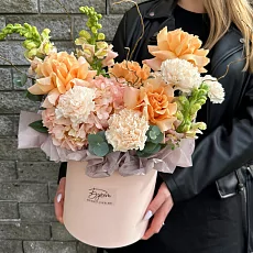 Композиция в коробке с гортензией и розой