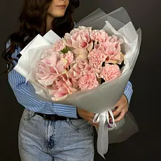 Букет живых цветов с диантусами и розой