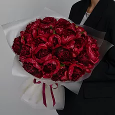 Яркий Букет из 25 Красных Пионов