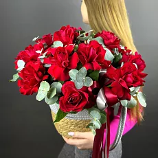 Композиция из 17 красных роз