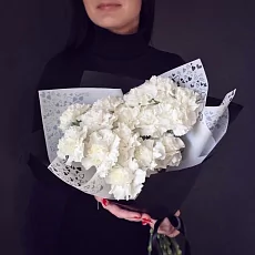 15 Белых Гвоздик в упаковке