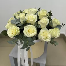 19 Белых роз в шляпной коробке 