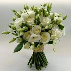 Букет невесты из кенийских роз и  эустомы 