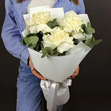 Нежный букет живых цветов из 3 Белых роз с эвкалиптом в дизайнерской упаковке