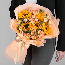 Букет подсолнухов с кустовой розой 