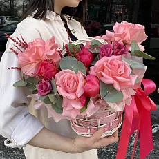 Корзина цветов с пионами и розой 